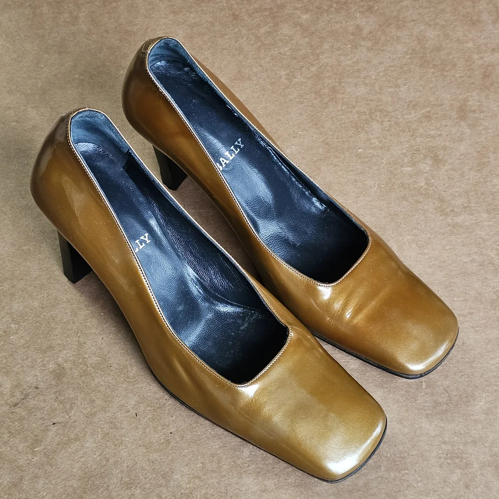 Bally Women's Tan Leather Shoes - Picture 4 of 6